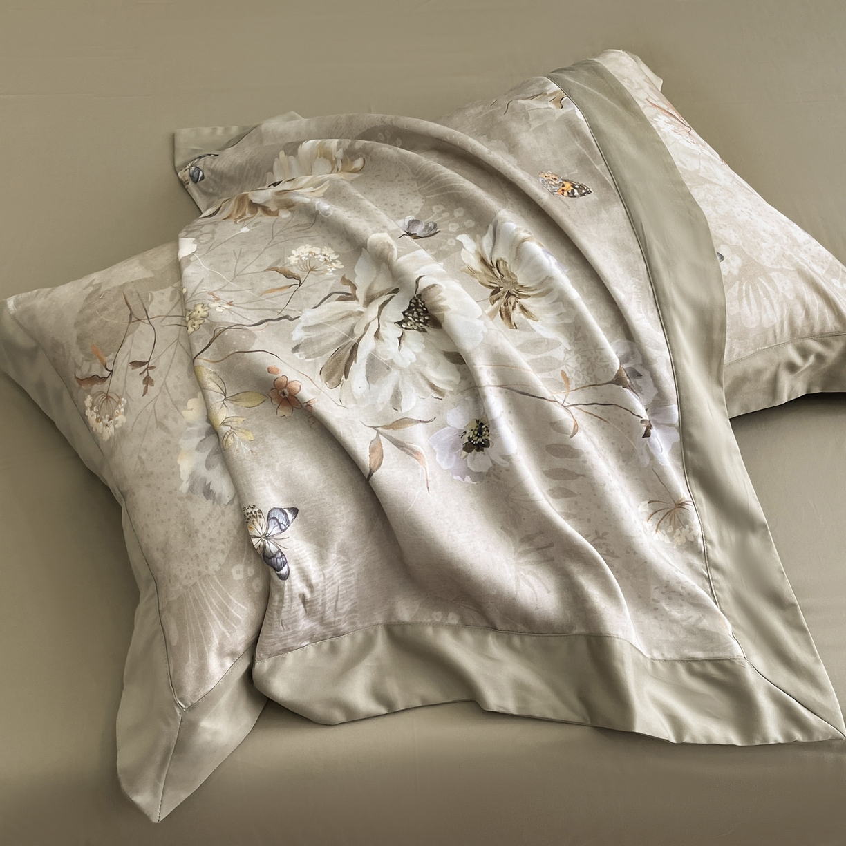 91家纺网 家纺一手货源 找家纺 慕晨 2025新款65%莱赛尔32%棉全棉磨毛数码印花宽边高级简奢款中高端四件套直播热款 煦色