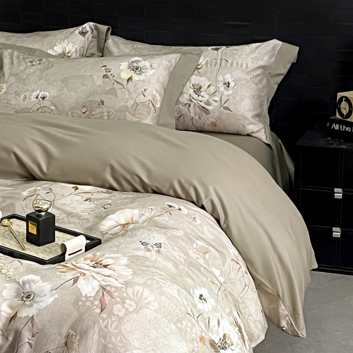 91家纺网 家纺一手货源 找家纺 慕晨 2025新款65%莱赛尔32%棉全棉磨毛数码印花宽边高级简奢款中高端四件套直播热款 煦色