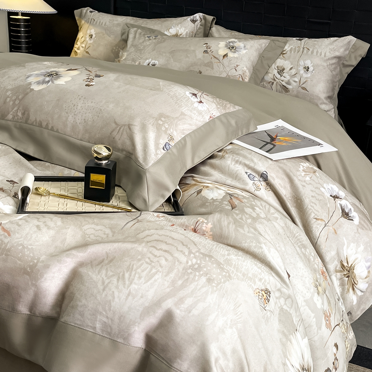 91家纺网 家纺一手货源 找家纺 慕晨 2025新款65%莱赛尔32%棉全棉磨毛数码印花宽边高级简奢款中高端四件套直播热款 煦色