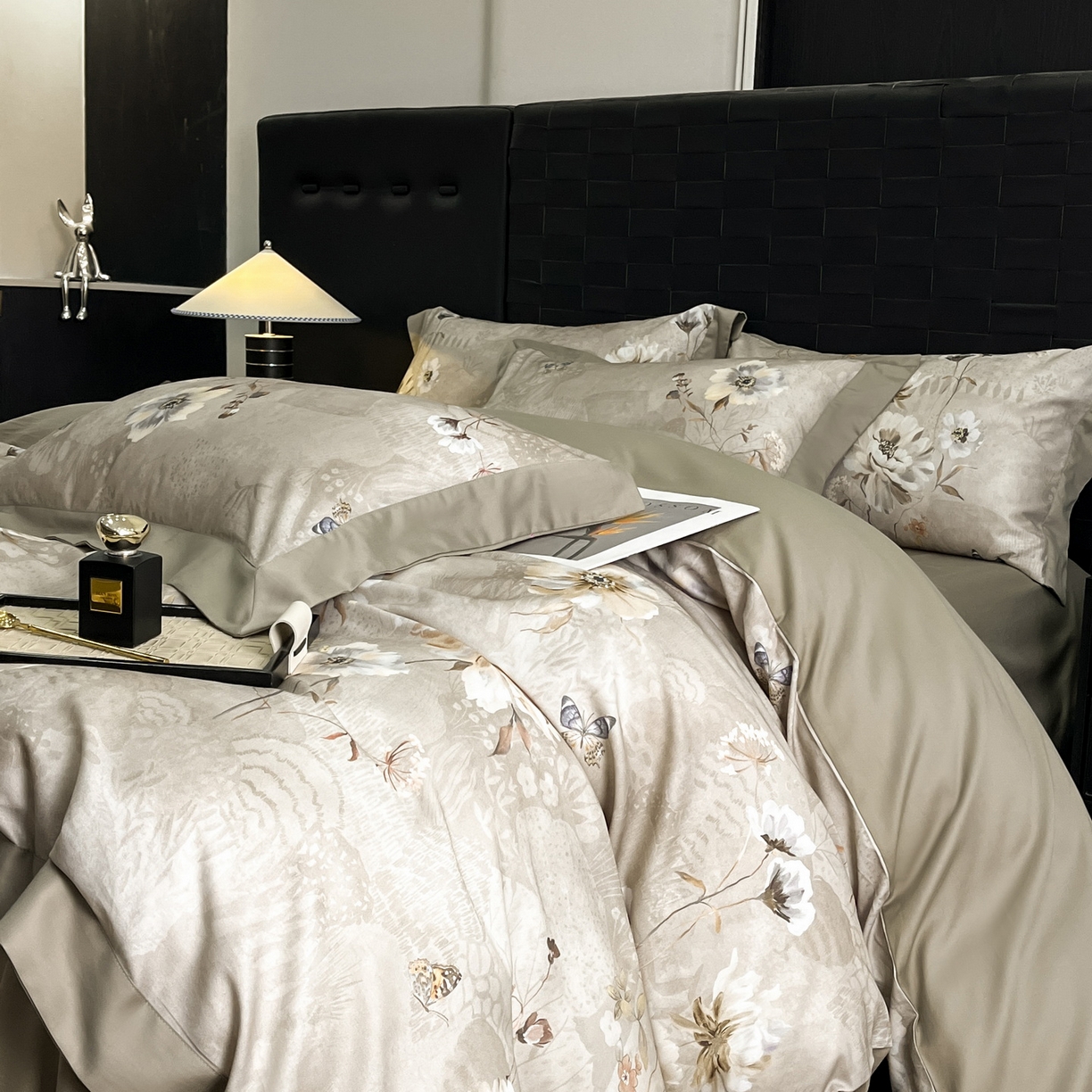 91家纺网 家纺一手货源 找家纺 慕晨 2025新款65%莱赛尔32%棉全棉磨毛数码印花宽边高级简奢款中高端四件套直播热款 煦色