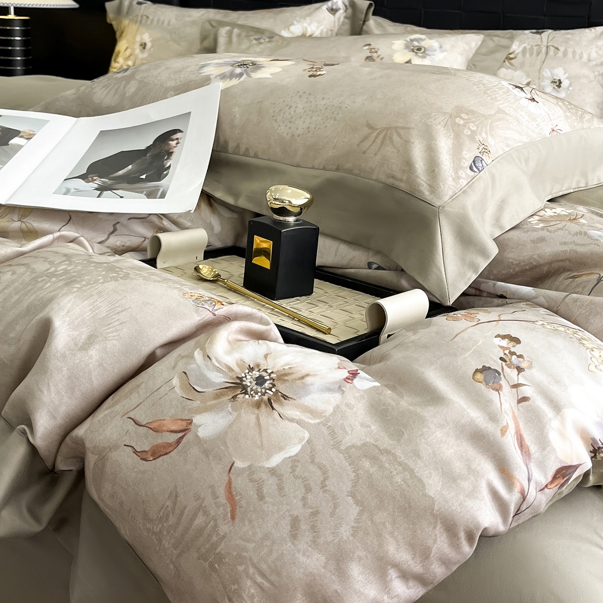 91家纺网 家纺一手货源 找家纺 慕晨 2025新款65%莱赛尔32%棉全棉磨毛数码印花宽边高级简奢款中高端四件套直播热款 煦色