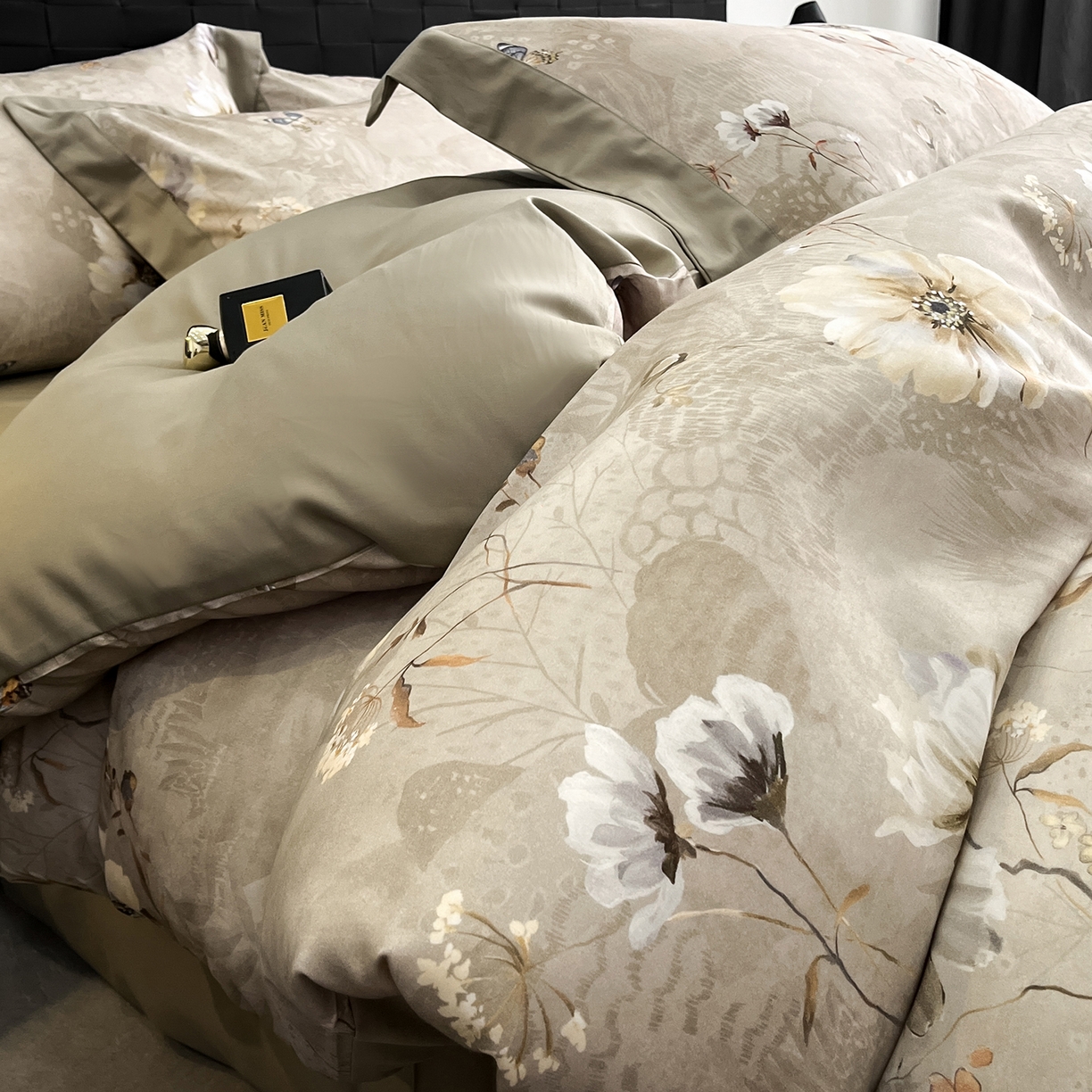 91家纺网 家纺一手货源 找家纺 慕晨 2025新款65%莱赛尔32%棉全棉磨毛数码印花宽边高级简奢款中高端四件套直播热款 煦色