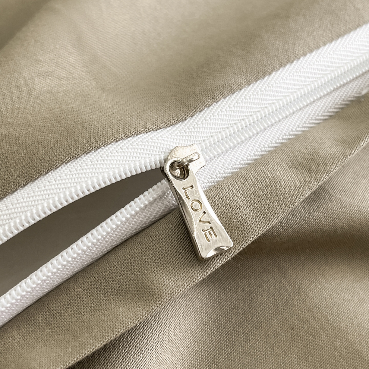 91家纺网 家纺一手货源 找家纺 慕晨 2025新款65%莱赛尔32%棉全棉磨毛数码印花宽边高级简奢款中高端四件套直播热款 煦色