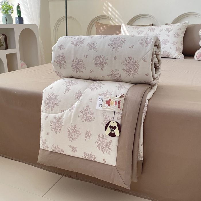 91家纺网 家纺一手货源 找家纺 梵克保罗 2025新款全棉夏被碎花卡通小清新简约纯棉夏凉被夏被四件套三件套 合金欢