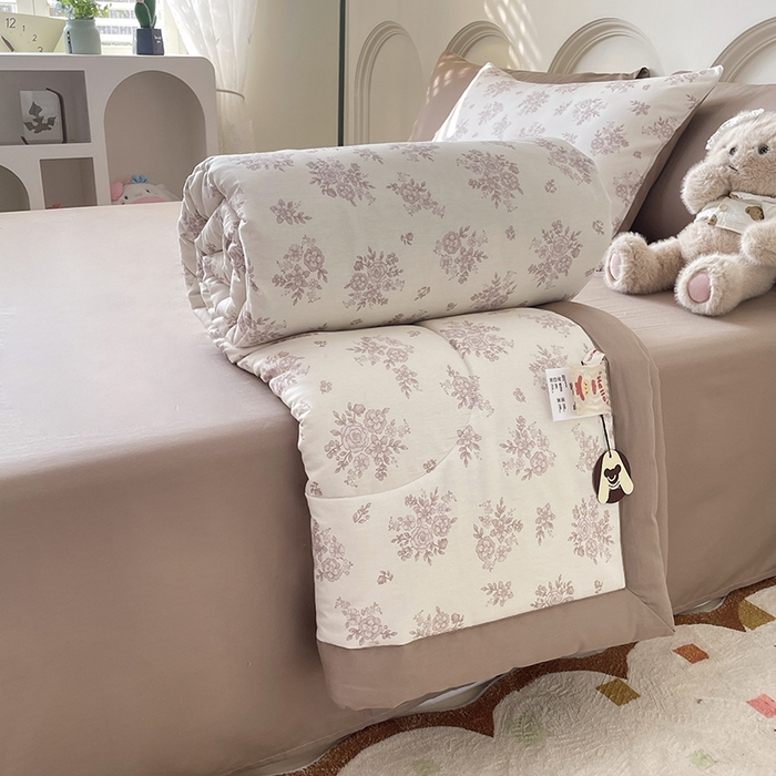 91家纺网 家纺一手货源 找家纺 梵克保罗 2025新款全棉夏被碎花卡通小清新简约纯棉夏凉被夏被四件套三件套 合金欢