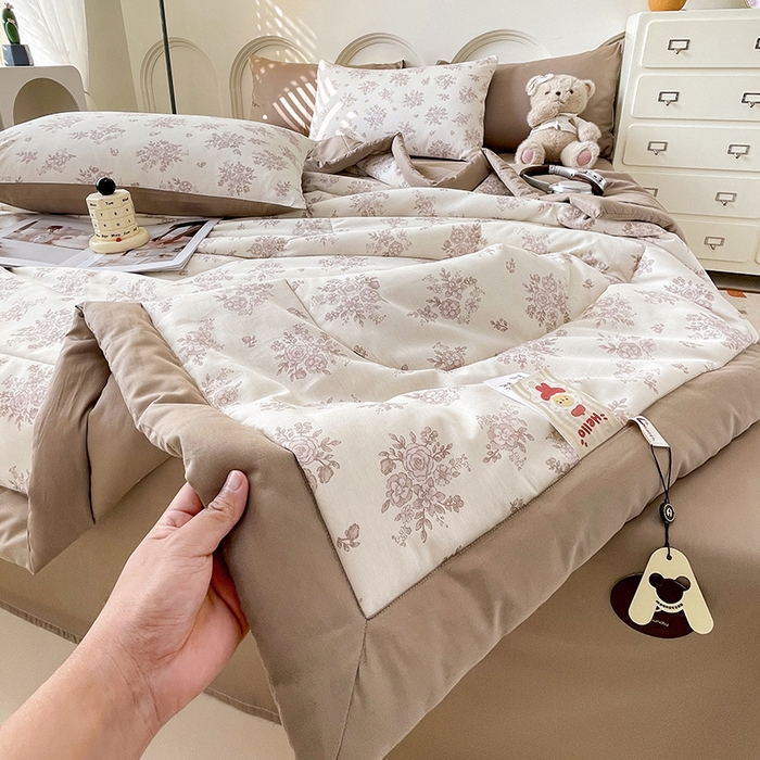 91家纺网 家纺一手货源 找家纺 梵克保罗 2025新款全棉夏被碎花卡通小清新简约纯棉夏凉被夏被四件套三件套 合金欢