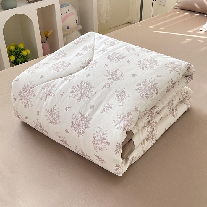 91家纺网 家纺一手货源 找家纺 梵克保罗 2025新款全棉夏被碎花卡通小清新简约纯棉夏凉被夏被四件套三件套 合金欢