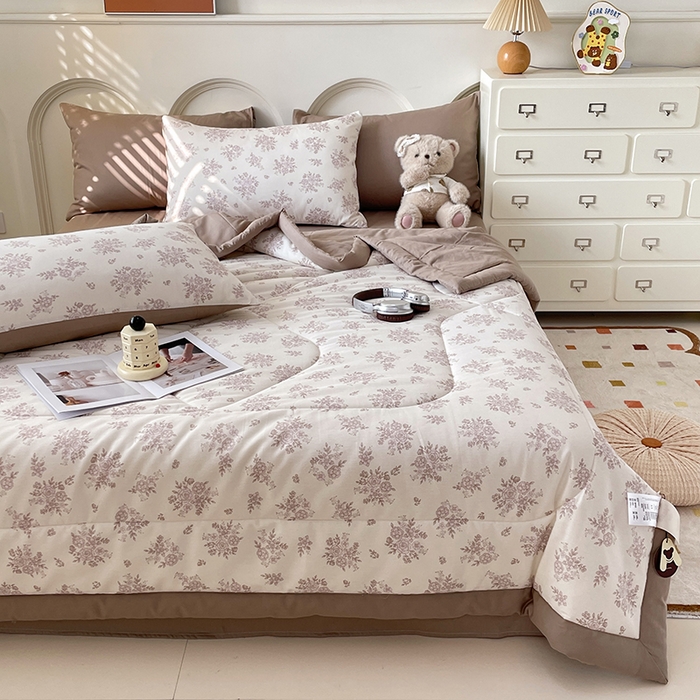 91家纺网 家纺一手货源 找家纺 梵克保罗 2025新款全棉夏被碎花卡通小清新简约纯棉夏凉被夏被四件套三件套 合金欢