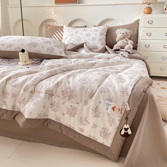 91家纺网 家纺一手货源 找家纺 梵克保罗 2025新款全棉夏被碎花卡通小清新简约纯棉夏凉被夏被四件套三件套 合金欢