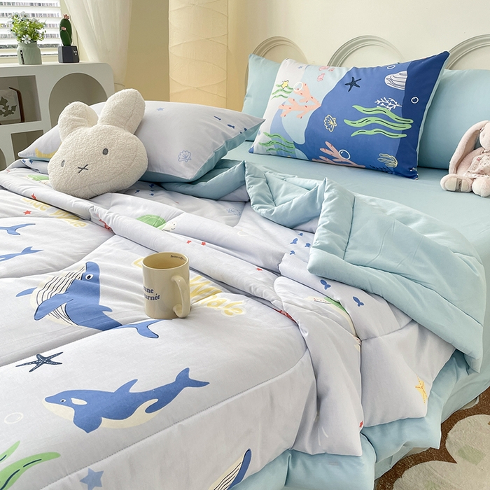 91家纺网 家纺一手货源 找家纺 梵克保罗 2025新款全棉夏被碎花卡通小清新简约纯棉夏凉被夏被四件套三件套 鲸鱼