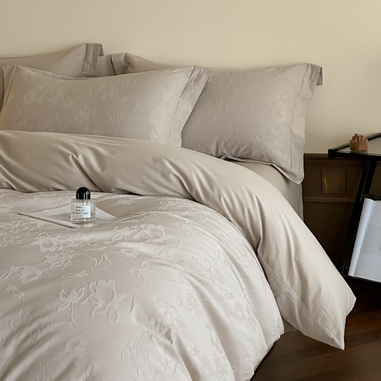 91家纺网 家纺一手货源 找家纺 慕晨 2025新款全棉提花磨毛四件套高级简奢款中高端4件套直播热款 雾芷-灰