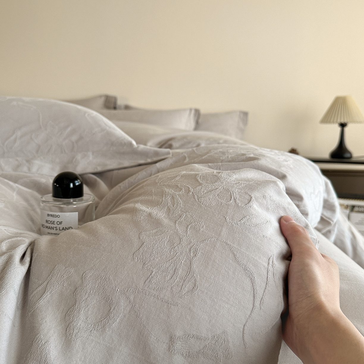 91家纺网 家纺一手货源 找家纺 慕晨 2025新款全棉提花磨毛四件套高级简奢款中高端4件套直播热款 雾芷-灰