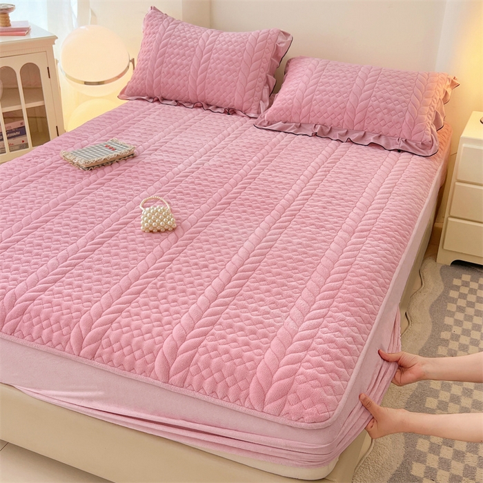 91家纺网 家纺一手货源 找家纺 （总）梦舒羽 2025新款牛奶绒夹棉床笠床单床盖床护垫保护罩三件套花边枕套-轻奢