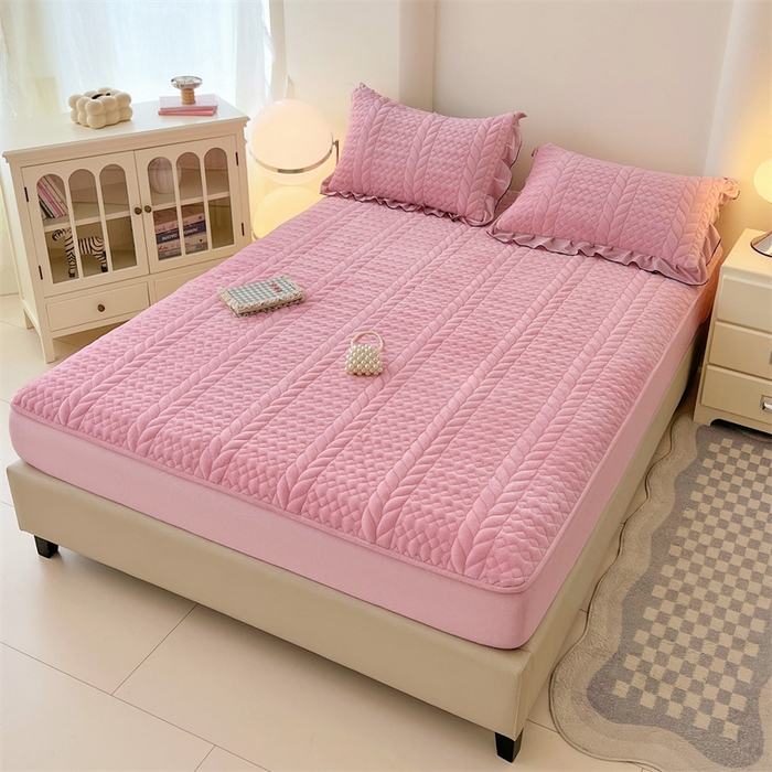 91家纺网 家纺一手货源 找家纺 （总）梦舒羽 2025新款牛奶绒夹棉床笠床单床盖床护垫保护罩三件套花边枕套-轻奢