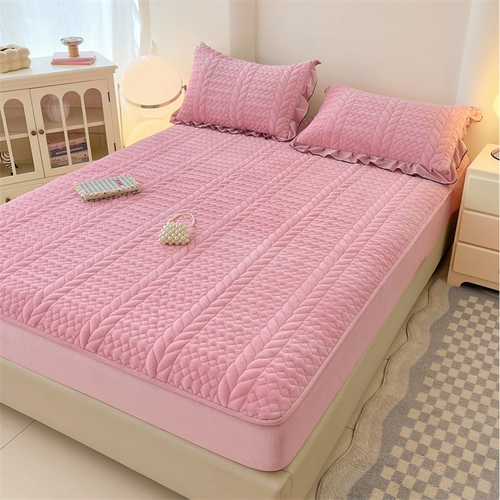 91家纺网 家纺一手货源 找家纺 （总）梦舒羽 2025新款牛奶绒夹棉床笠床单床盖床护垫保护罩三件套花边枕套-轻奢