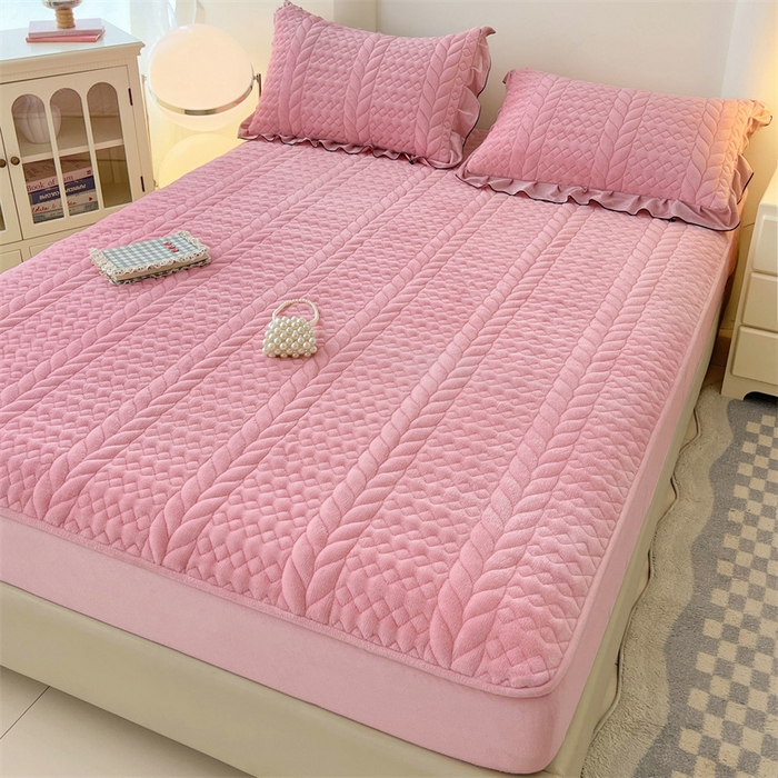 91家纺网 家纺一手货源 找家纺 （总）梦舒羽 2025新款牛奶绒夹棉床笠床单床盖床护垫保护罩三件套花边枕套-轻奢