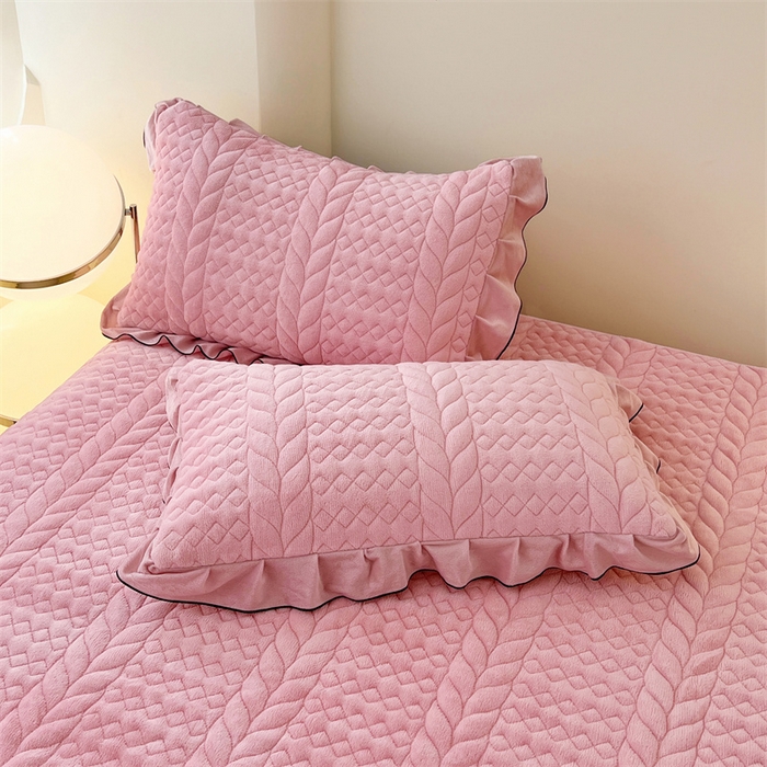 91家纺网 家纺一手货源 找家纺 （总）梦舒羽 2025新款牛奶绒夹棉床笠床单床盖床护垫保护罩三件套花边枕套-轻奢