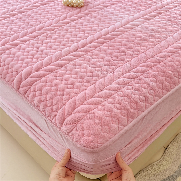 91家纺网 家纺一手货源 找家纺 （总）梦舒羽 2025新款牛奶绒夹棉床笠床单床盖床护垫保护罩三件套花边枕套-轻奢