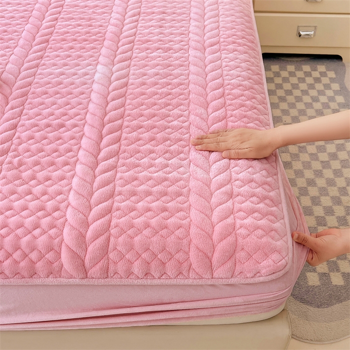 91家纺网 家纺一手货源 找家纺 （总）梦舒羽 2025新款牛奶绒夹棉床笠床单床盖床护垫保护罩三件套花边枕套-轻奢