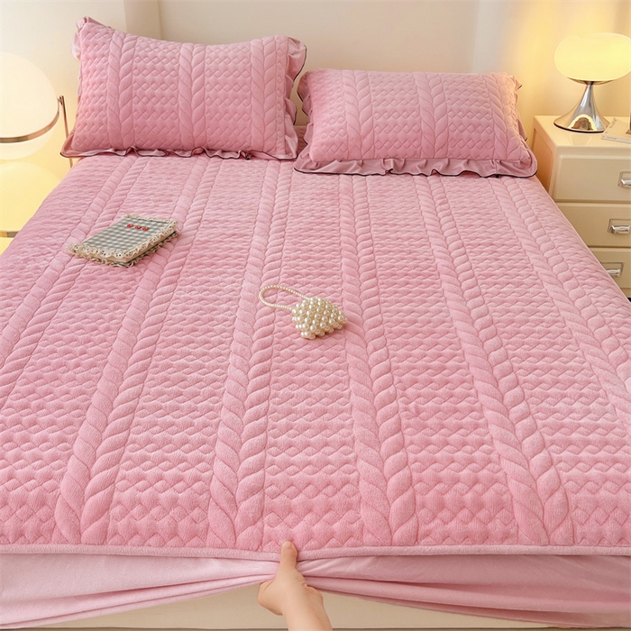 91家纺网 家纺一手货源 找家纺 （总）梦舒羽 2025新款牛奶绒夹棉床笠床单床盖床护垫保护罩三件套花边枕套-轻奢