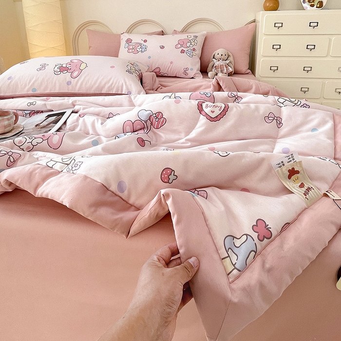 91家纺网 家纺一手货源 找家纺 梵克保罗 2025新款全棉夏被碎花卡通小清新简约纯棉夏凉被夏被四件套三件套 美乐乐蒂