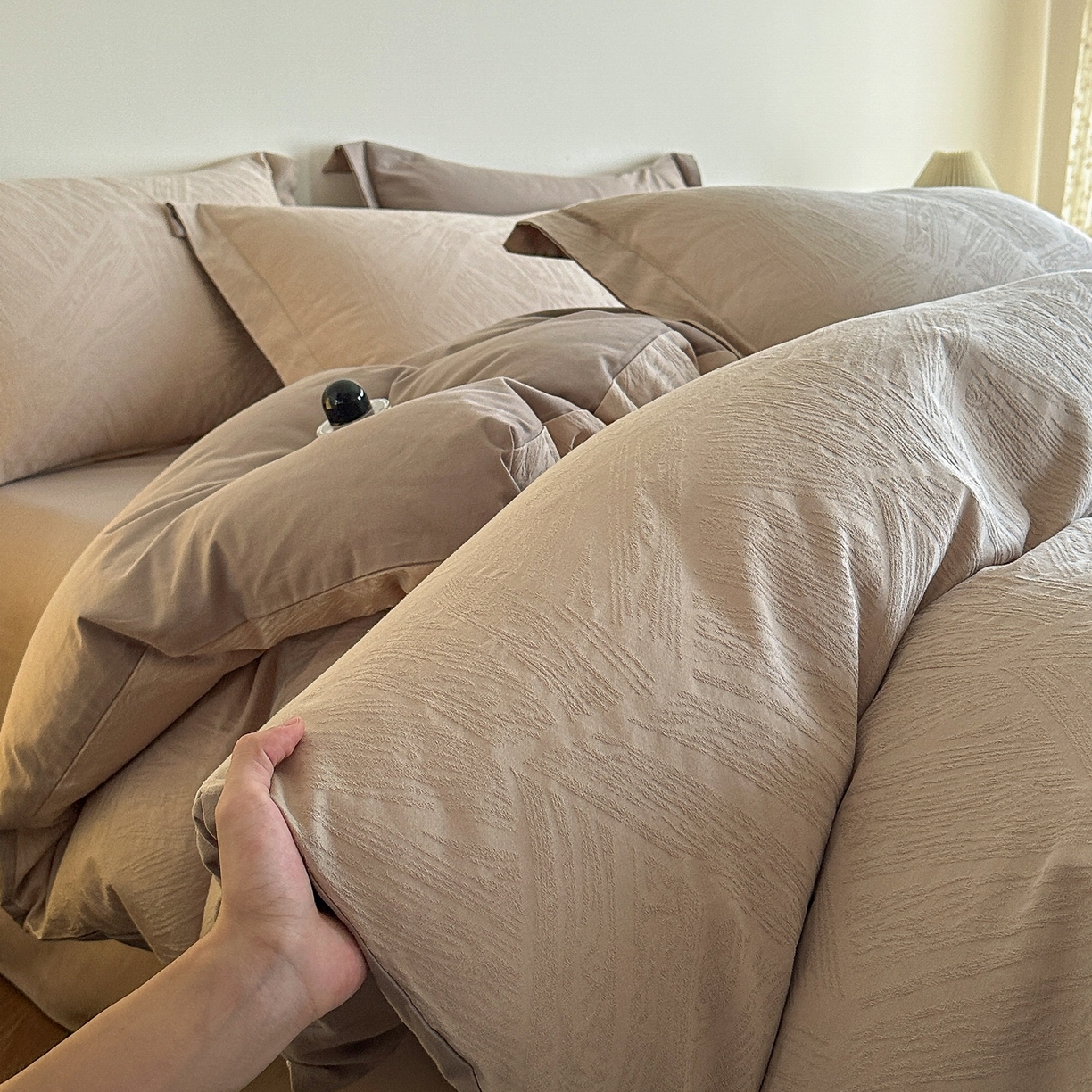 91家纺网 家纺一手货源 找家纺 慕晨 2025新款全棉提花磨毛四件套高级简奢款中高端4件套直播热款 棉语-卡其