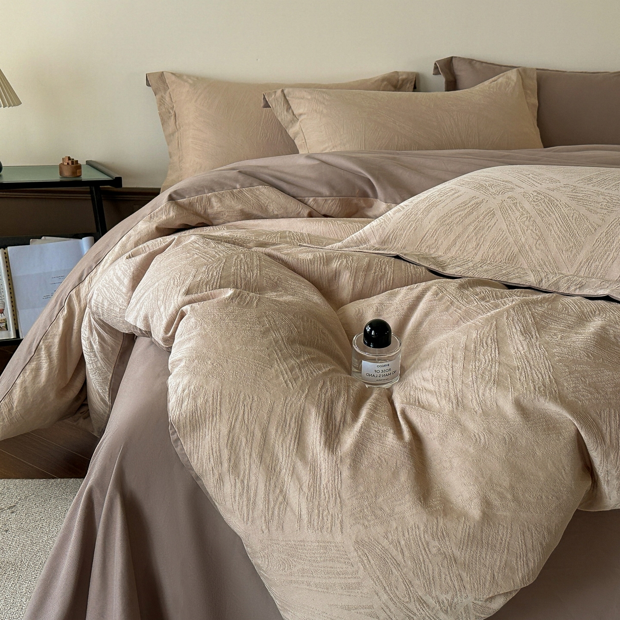 91家纺网 家纺一手货源 找家纺 慕晨 2025新款全棉提花磨毛四件套高级简奢款中高端4件套直播热款 棉语-卡其