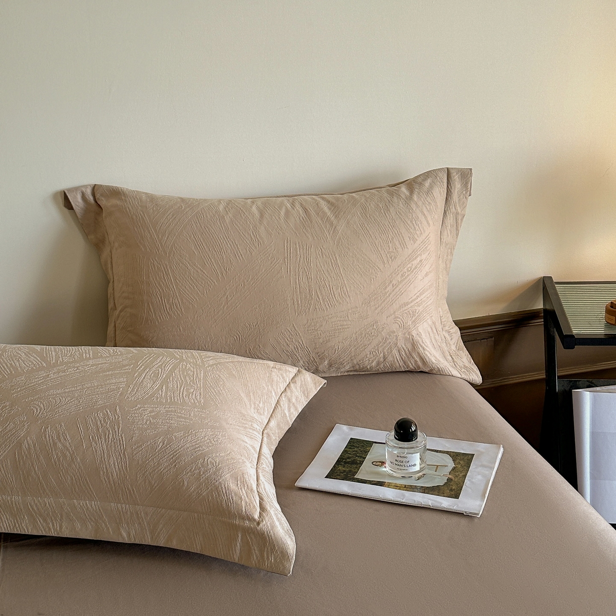 91家纺网 家纺一手货源 找家纺 慕晨 2025新款全棉提花磨毛四件套高级简奢款中高端4件套直播热款 棉语-卡其