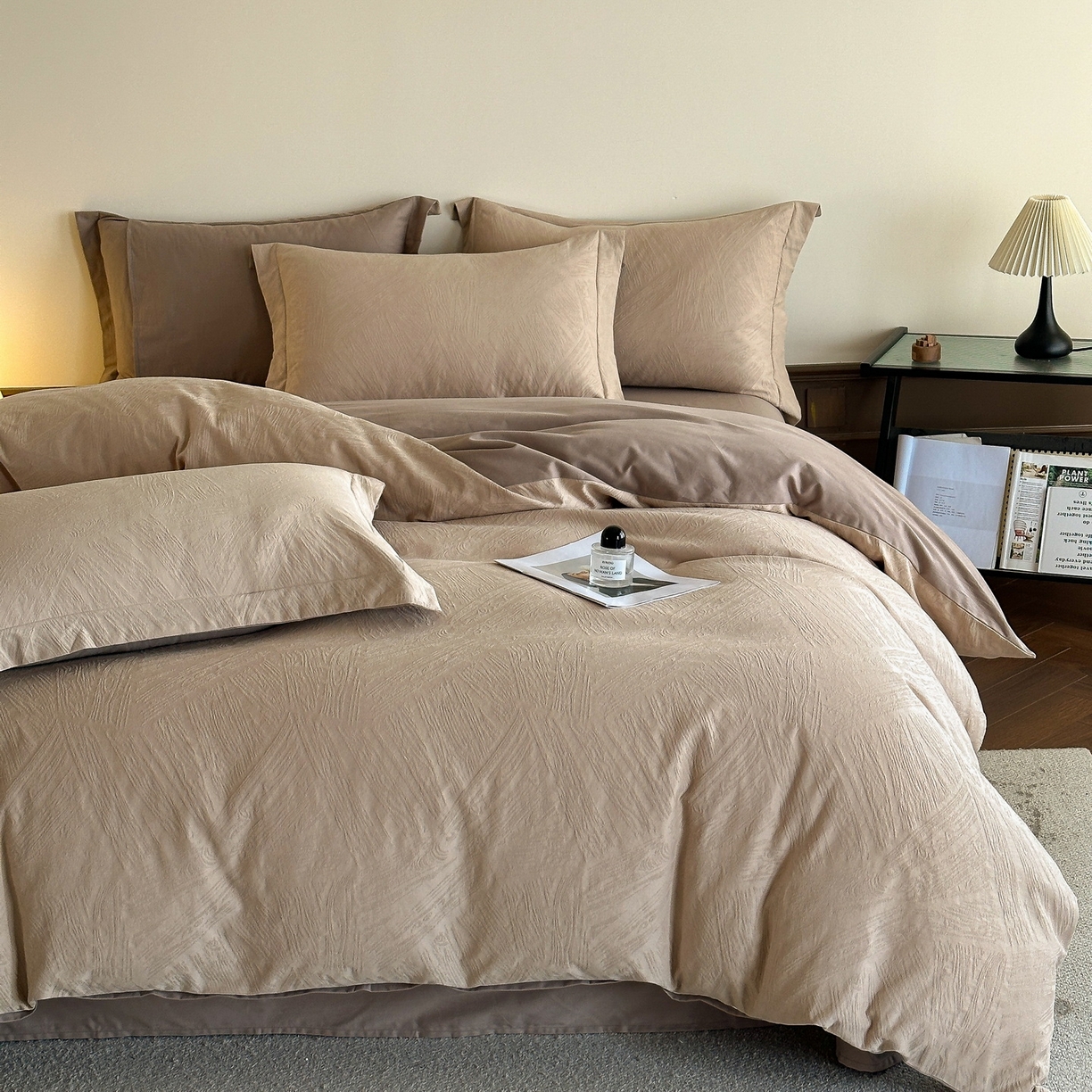 91家纺网 家纺一手货源 找家纺 慕晨 2025新款全棉提花磨毛四件套高级简奢款中高端4件套直播热款 棉语-卡其