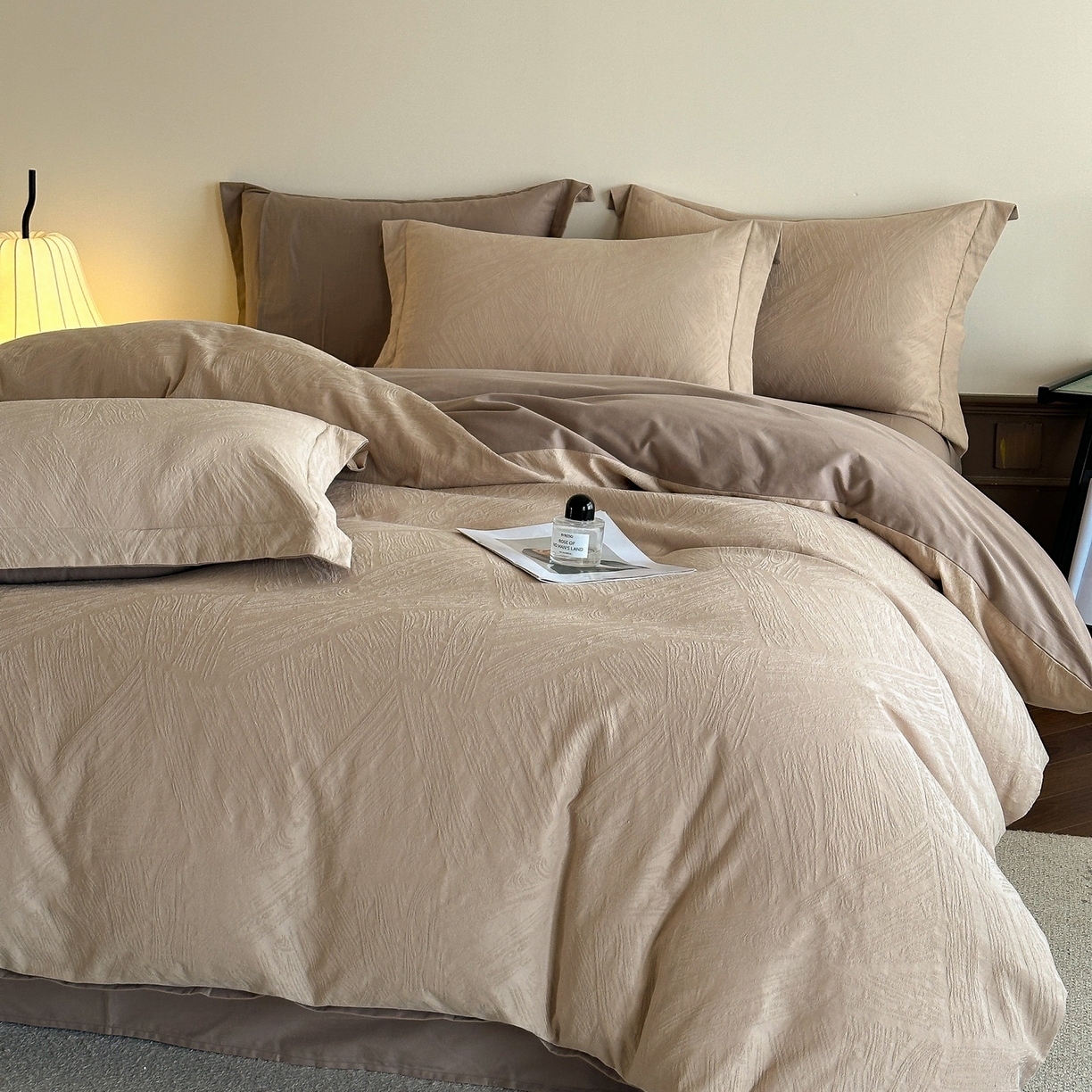 91家纺网 家纺一手货源 找家纺 慕晨 2025新款全棉提花磨毛四件套高级简奢款中高端4件套直播热款 棉语-卡其