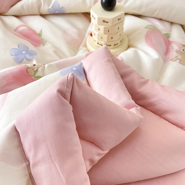 91家纺网 家纺一手货源 找家纺 梵克保罗 2025新款全棉夏被碎花卡通小清新简约纯棉夏凉被夏被四件套三件套 蜜桃松鼠