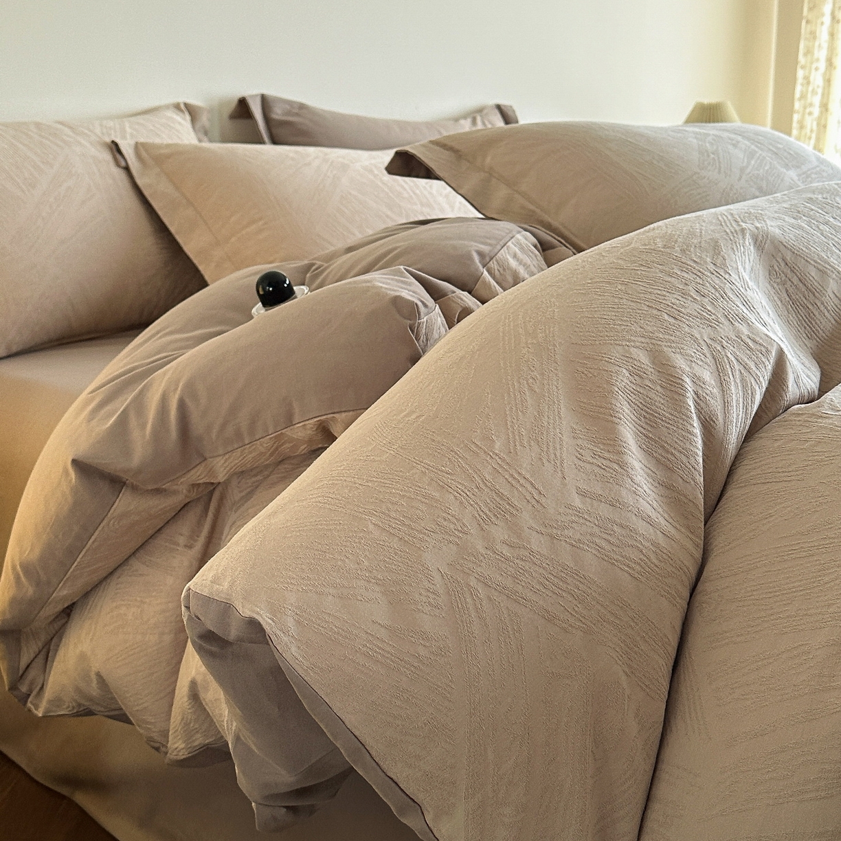 91家纺网 家纺一手货源 找家纺 慕晨 2025新款全棉提花磨毛四件套高级简奢款中高端4件套直播热款 棉语-卡其