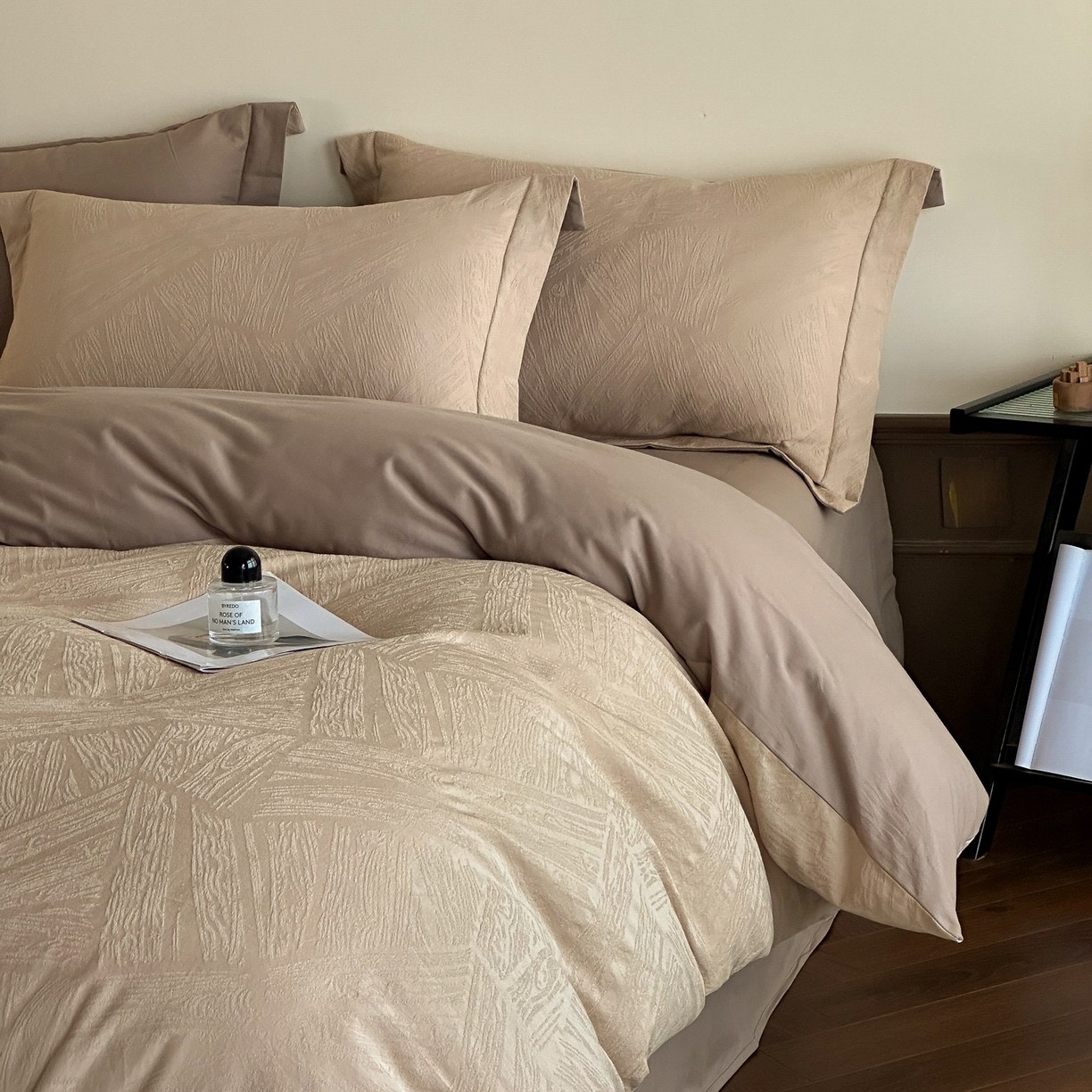 91家纺网 家纺一手货源 找家纺 慕晨 2025新款全棉提花磨毛四件套高级简奢款中高端4件套直播热款 棉语-卡其