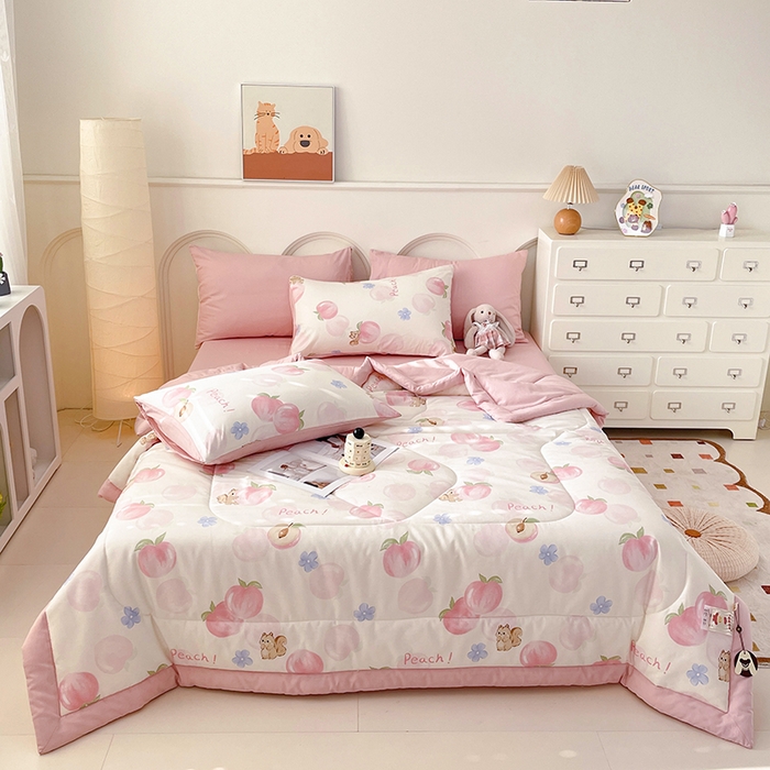 91家纺网 家纺一手货源 找家纺 梵克保罗 2025新款全棉夏被碎花卡通小清新简约纯棉夏凉被夏被四件套三件套 蜜桃松鼠