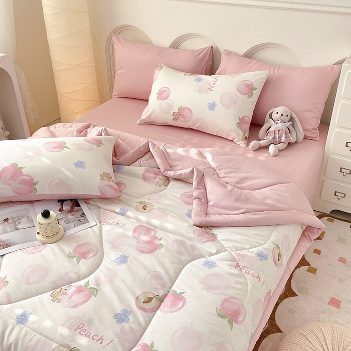 91家纺网 家纺一手货源 找家纺 梵克保罗 2025新款全棉夏被碎花卡通小清新简约纯棉夏凉被夏被四件套三件套 蜜桃松鼠