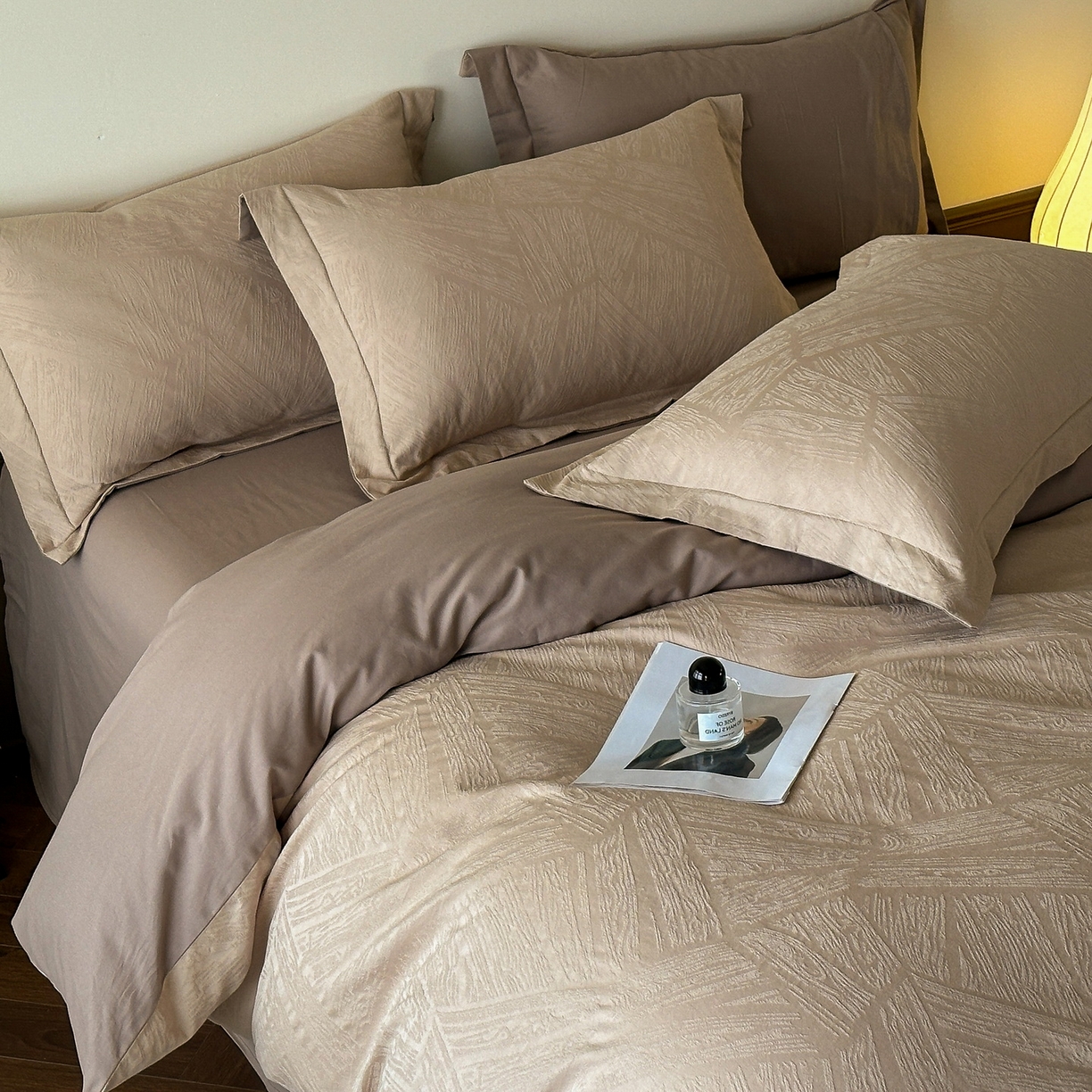 91家纺网 家纺一手货源 找家纺 慕晨 2025新款全棉提花磨毛四件套高级简奢款中高端4件套直播热款 棉语-卡其