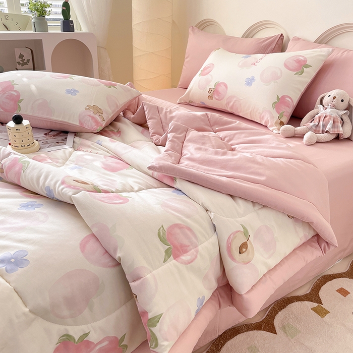 91家纺网 家纺一手货源 找家纺 梵克保罗 2025新款全棉夏被碎花卡通小清新简约纯棉夏凉被夏被四件套三件套 蜜桃松鼠