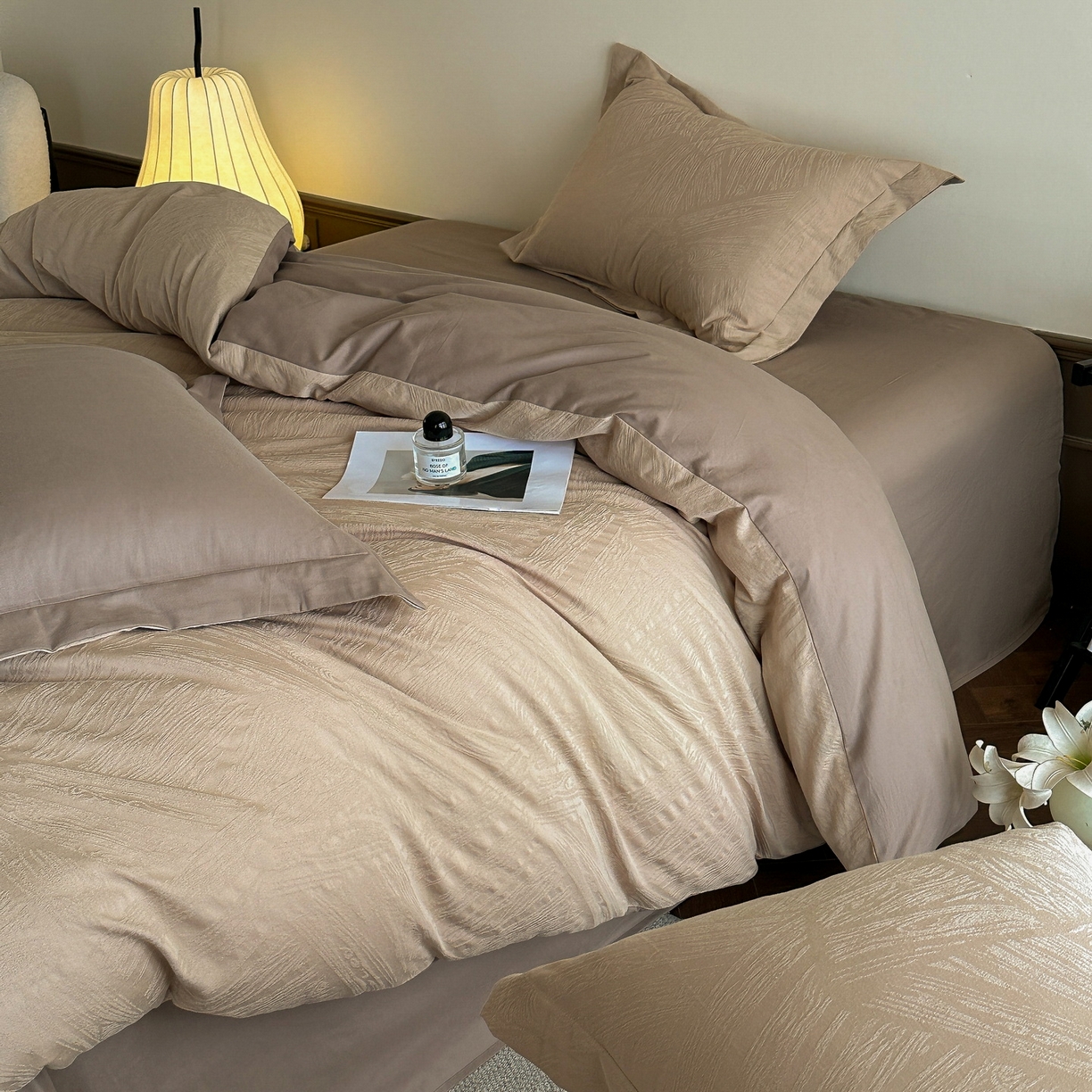 91家纺网 家纺一手货源 找家纺 慕晨 2025新款全棉提花磨毛四件套高级简奢款中高端4件套直播热款 棉语-卡其