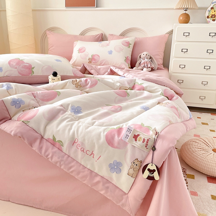 91家纺网 家纺一手货源 找家纺 梵克保罗 2025新款全棉夏被碎花卡通小清新简约纯棉夏凉被夏被四件套三件套 蜜桃松鼠