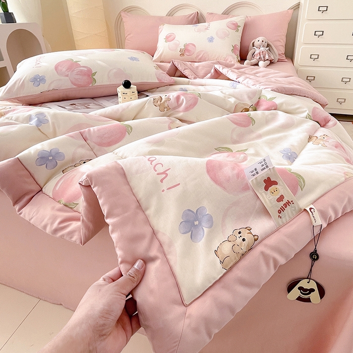 91家纺网 家纺一手货源 找家纺 梵克保罗 2025新款全棉夏被碎花卡通小清新简约纯棉夏凉被夏被四件套三件套 蜜桃松鼠