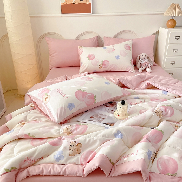 91家纺网 家纺一手货源 找家纺 梵克保罗 2025新款全棉夏被碎花卡通小清新简约纯棉夏凉被夏被四件套三件套 蜜桃松鼠