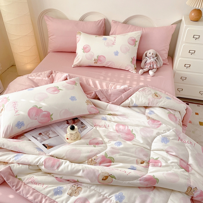 91家纺网 家纺一手货源 找家纺 梵克保罗 2025新款全棉夏被碎花卡通小清新简约纯棉夏凉被夏被四件套三件套 蜜桃松鼠