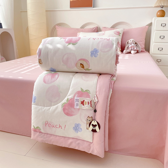 91家纺网 家纺一手货源 找家纺 梵克保罗 2025新款全棉夏被碎花卡通小清新简约纯棉夏凉被夏被四件套三件套 蜜桃松鼠