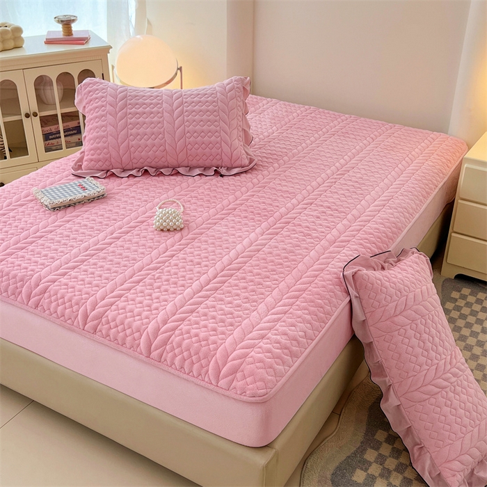 91家纺网 家纺一手货源 找家纺 梦舒羽 2025新款牛奶绒夹棉床笠床单床盖床护垫保护罩三件套花边枕套-轻奢 轻奢款-浪漫粉