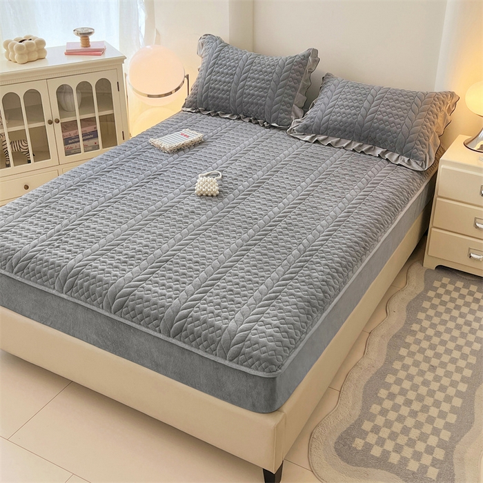 91家纺网 家纺一手货源 找家纺 梦舒羽 2025新款牛奶绒夹棉床笠床单床盖床护垫保护罩三件套花边枕套-轻奢 轻奢款-星辰灰