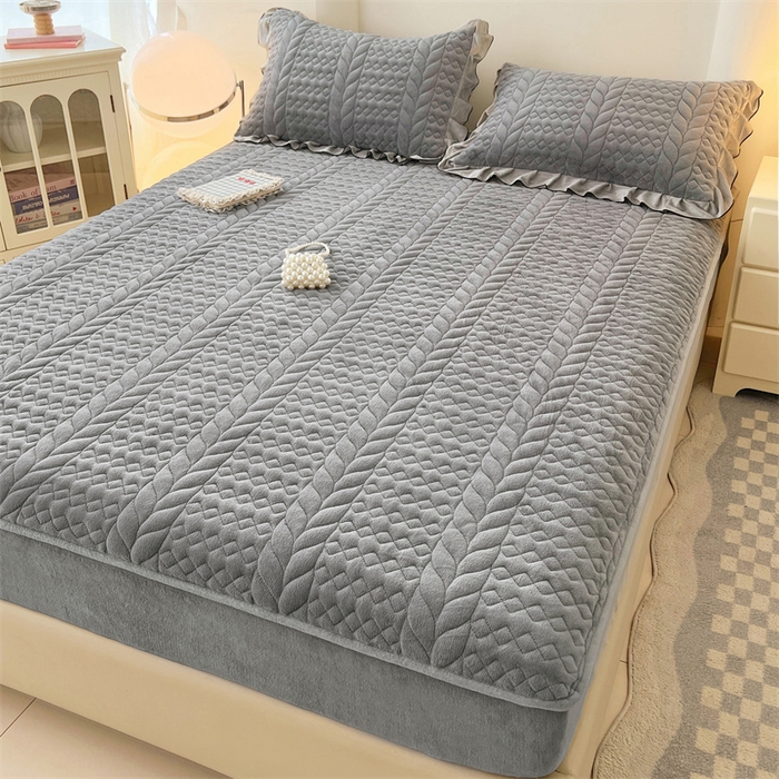 91家纺网 家纺一手货源 找家纺 梦舒羽 2025新款牛奶绒夹棉床笠床单床盖床护垫保护罩三件套花边枕套-轻奢 轻奢款-星辰灰