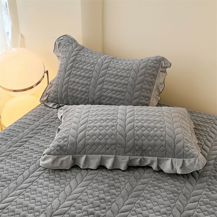 91家纺网 家纺一手货源 找家纺 梦舒羽 2025新款牛奶绒夹棉床笠床单床盖床护垫保护罩三件套花边枕套-轻奢 轻奢款-星辰灰