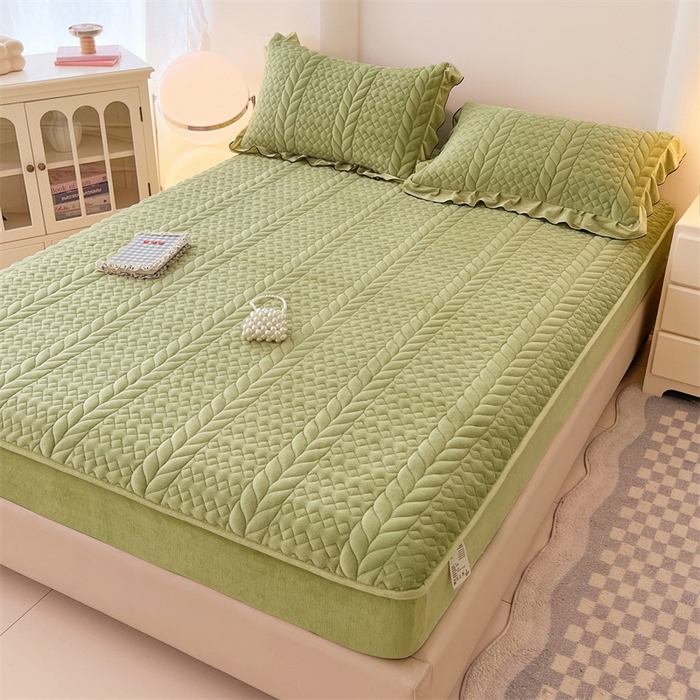 91家纺网 家纺一手货源 找家纺 梦舒羽 2025新款牛奶绒夹棉床笠床单床盖床护垫保护罩三件套花边枕套-轻奢 轻奢款-果绿