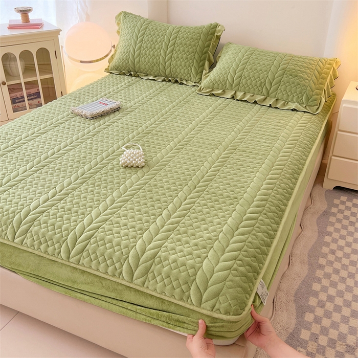 91家纺网 家纺一手货源 找家纺 梦舒羽 2025新款牛奶绒夹棉床笠床单床盖床护垫保护罩三件套花边枕套-轻奢 轻奢款-果绿