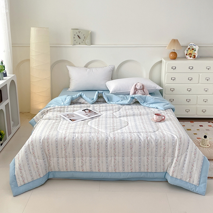 91家纺网 家纺一手货源 找家纺 梵克保罗 2025新款全棉夏被碎花卡通小清新简约纯棉夏凉被夏被四件套三件套 水苏花条纹